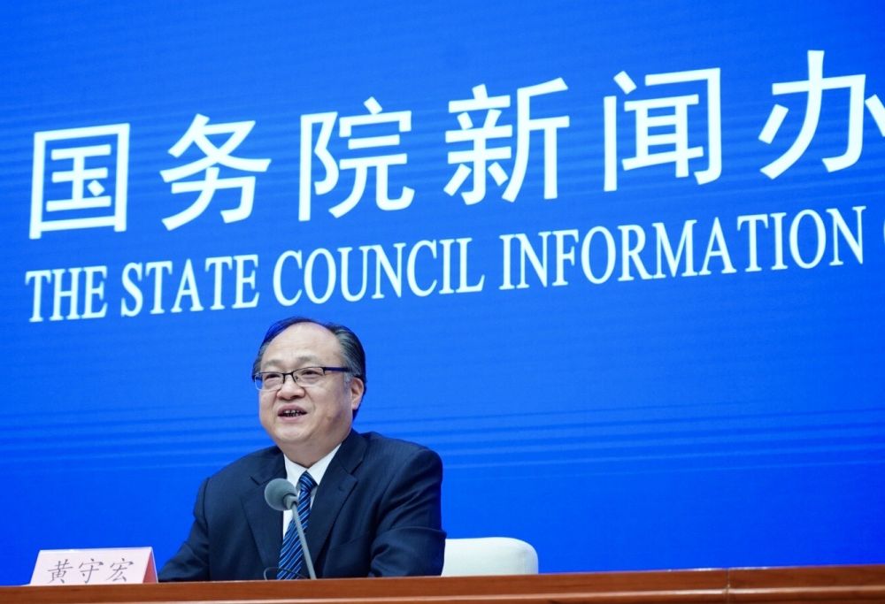 5月22日，國(guó)務(wù)院新聞辦邀請(qǐng)政府工作報(bào)告起草組負(fù)責(zé)人、國(guó)務(wù)院研究室主任黃守宏解讀政府工作報(bào)告有關(guān)情況。新華社記者　陳建力　攝